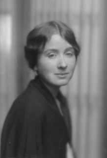 Gordon, Suzette, Miss, portrait photograph, 1915 Sept. 27. Creator: Arnold Genthe.