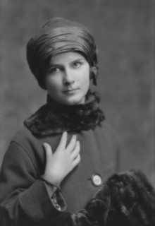 Graham, Dorothy, Miss, portrait photograph, 1914 Sept. 30. Creator: Arnold Genthe.
