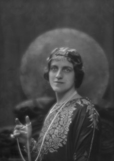 Graves, L.W., Mrs., portrait photograph, 1913. Creator: Arnold Genthe.