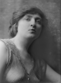 Hastings, Alice, Miss, portrait photograph, 1915 June 1. Creator: Arnold Genthe.