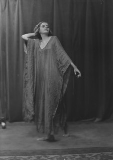 Herundean, Helen, Miss, portrait photograph, 1916 Oct. 12. Creator: Arnold Genthe.