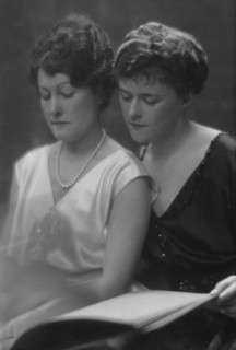 Higgins, Mrs., and Mrs. Sherwood Aldrich, portrait photograph, 1914. Creator: Arnold Genthe.