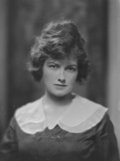 Huber, J.C., Mrs., portrait photograph, 1916 May 8. Creator: Arnold Genthe.