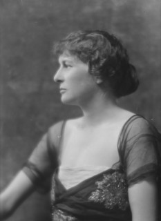 Hussey, John, Mrs., portrait photograph, 1915 June 24. Creator: Arnold Genthe.