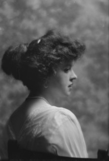 Ingalls, Gladys, Miss, portrait photograph, 1912 May 15. Creator: Arnold Genthe.