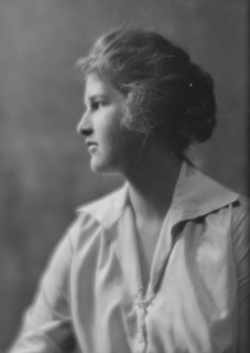 Jennings, Jeannette, Miss, portrait photograph, 1915. Creator: Arnold Genthe.