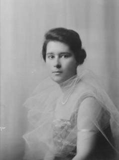 Joske, A., Mrs., portrait photograph, 1916. Creator: Arnold Genthe.