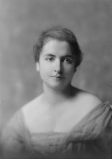 Kauffman, Martin, Mrs., portrait photograph, 1917 Oct. 15. Creator: Arnold Genthe.