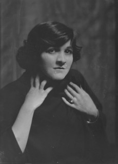 Keane, Doris, Miss, portrait photograph, 1912 Feb. 18. Creator: Arnold Genthe.