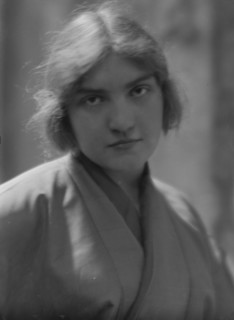 Kelly, Madeleine, Miss, portrait photograph, 1914 May 15. Creator: Arnold Genthe.