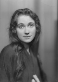Kingdon, Elsie, Miss, portrait photograph, 1915 Sept. 22. Creator: Arnold Genthe.