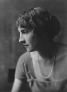 Kline, G.L., Mrs., portrait photograph, 1917 May 21. Creator: Arnold Genthe.