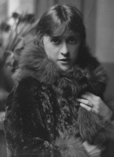 Knox, P.C., Jr., Mrs., portrait photograph, 1915 Feb. 28. Creator: Arnold Genthe.