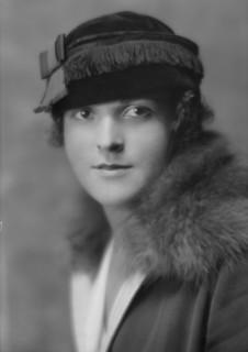 Kraus, Viola M., Miss, portrait photograph, 1914. Creator: Arnold Genthe.