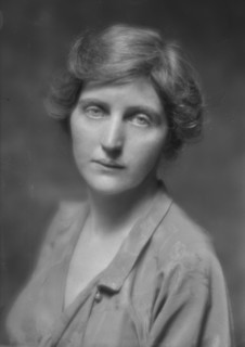 Lansdowne, M.B., Miss, portrait photograph, 1915 Feb. 25. Creator: Arnold Genthe.