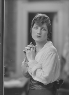 Lee, Betty, Miss, portrait photograph, 1915 Apr. Creator: Arnold Genthe.