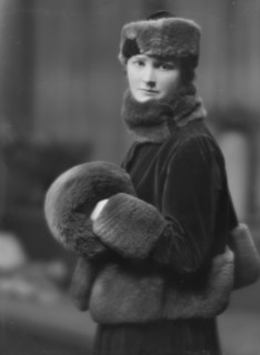 Lewisohn, Walter, Mrs., portrait photograph, 1915 Dec. 21. Creator: Arnold Genthe.