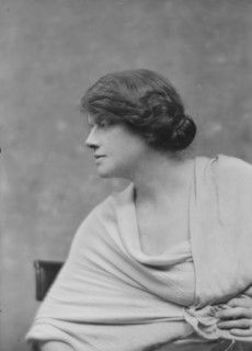 Macre, Leila, Mrs., portrait photograph, not before 1917. Creator: Arnold Genthe.