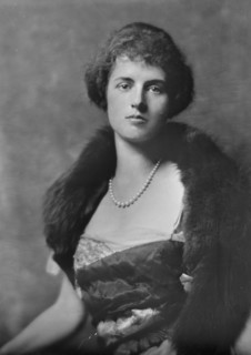 Maupin, J.G., Mrs., portrait photograph, 1917 Aug. 23. Creator: Arnold Genthe.