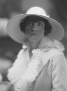 McCallum, S.M., Mrs., portrait photograph, 1916. Creator: Arnold Genthe.