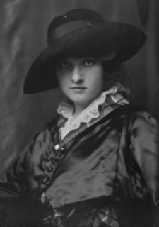 McMahon, Helen, portrait photograph, between 1913 and 1915. Creator: Arnold Genthe.