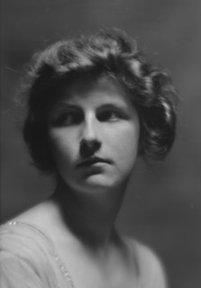 McMullen, Doris, Mrs., portrait photograph, 1913. Creator: Arnold Genthe.