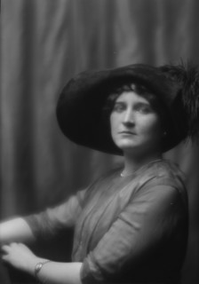 Montgomery, Margaret Phelps, Miss, portrait photograph, 1912 Sept. 27. Creator: Arnold Genthe.