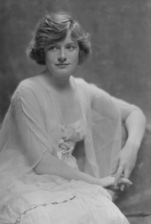 Murdock, Ann, Miss, portrait photograph, 1914 July 23. Creator: Arnold Genthe.