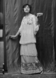 Namara-Toye, Mme., portrait photograph, 1912. Creator: Arnold Genthe.