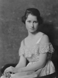 Orne, Isabel, Miss, portrait photograph, 1916. Creator: Arnold Genthe.