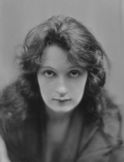 Palmer, May, Miss, portrait photograph, 1916. Creator: Arnold Genthe.