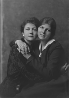 Pelton, L.D., Mrs., and daughter, portrait photograph, 1917 Oct. 1. Creator: Arnold Genthe.