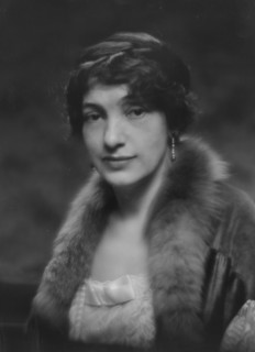 Putnam, Alice, Miss, portrait photograph, 1913. Creator: Arnold Genthe.