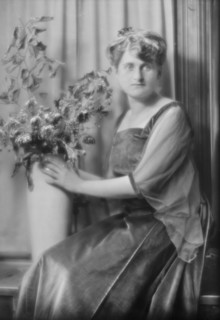 Rich, Dorothy, Miss, portrait photograph, 1915 Oct. 26. Creator: Arnold Genthe.
