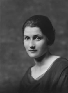 Smith, Dorothy, Miss, portrait photograph, 1917 Apr. 18. Creator: Arnold Genthe.