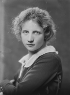 Sterling, Pauline, Miss, portrait photograph, 1913. Creator: Arnold Genthe.