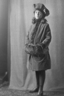 Stillman, C.C., Mrs., child of, portrait photograph, 1913. Creator: Arnold Genthe.