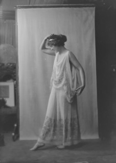 Vaughan, Edith, Miss, portrait photograph, 1916 Apr. Creator: Arnold Genthe.