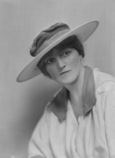 Vaughan, Edith, Miss, portrait photograph, 1916 Mar. Creator: Arnold Genthe.