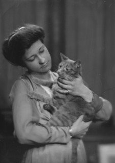 Taylor, A., Miss, with Buzzer the cat, portrait photograph, 1916 Mar. 2. Creator: Arnold Genthe.