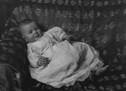Rosen, Walter T., Mrs., baby of, portrait photograph, 1915. Creator: Arnold Genthe.