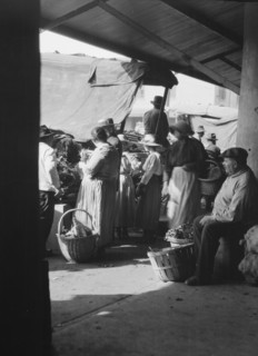 Market scene, New Orleans, between 1920 and 1926. Creator: Arnold Genthe.