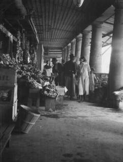 Market scene, New Orleans, between 1920 and 1926. Creator: Arnold Genthe.