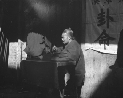 The fortune teller, Chinatown, San Francisco, between 1896 and 1906. Creator: Arnold Genthe.