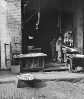 Fish Alley, Chinatown, San Francisco, between 1896 and 1906. Creator: Arnold Genthe.