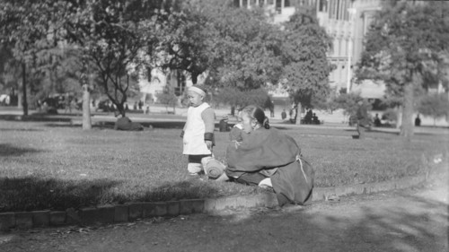 A picnic on Portsmouth Square, Chinatown, San Francisco, between 1896 and 1906. Creator: Arnold Genthe.
