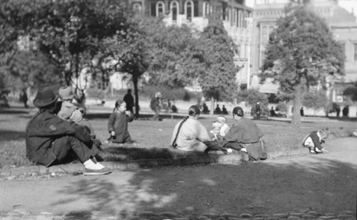 On Portsmouth Square, Chinatown, San Francisco, between 1896 and 1906. Creator: Arnold Genthe.
