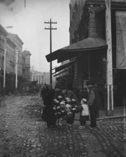 Jewish balloon man, Chinatown, San Francisco, between 1896 and 1906. Creator: Arnold Genthe.