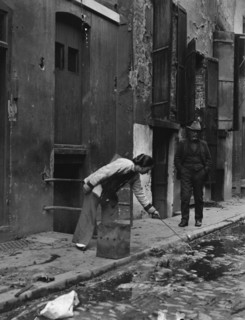 Street scene, Chinatown, San Francisco, between 1896 and 1906. Creator: Arnold Genthe.
