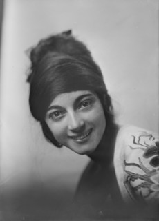 Cowan, Rosamonde, Miss (Rose Rolanda , Mrs. Miguel C.), portrait photograph, between 1915 and 1919. Creator: Arnold Genthe.